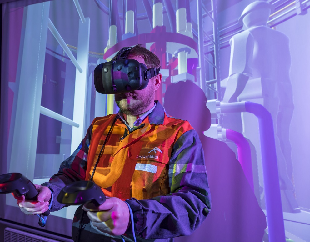 personne avec casque VR digital lab arcelor